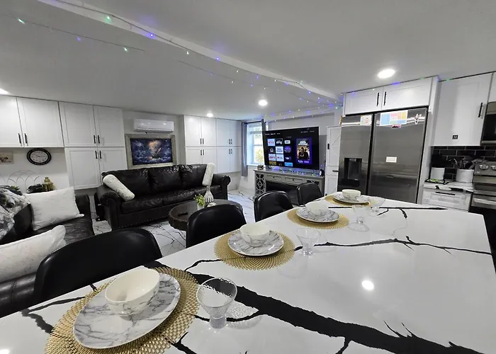 Ardmore Executive King Bed &hot Tub Apartment *